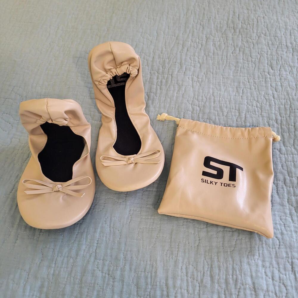Silky Toes foldable ballet flats in a nude color with  pouch Med US 7 like new
